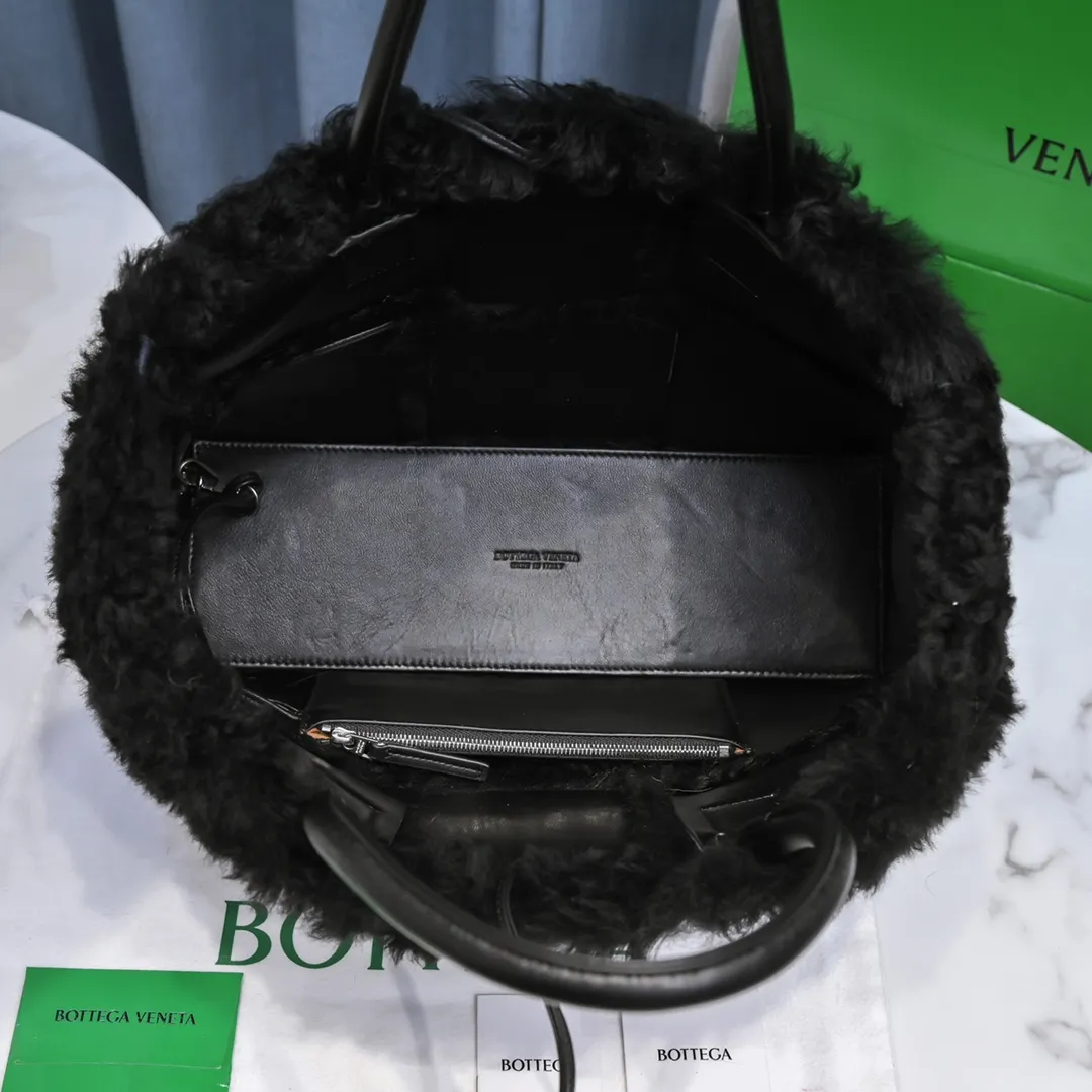 The black 🐱BV arco tote is a fluffy style. It’s here, it’s here, it’s here with the fluff. You’ll know how cute it is when you see the real thing! The soft and fluffy feel is really great. Rua, this year’s furry style, I stand on bv! ! Whether it is a jodie cloud bag or a tote, not all curly teddy fur can be used to make goods. The curl size of the fur directly affects the similarity of the entire bag. Material: full fur and lambskin ➕ lambskin lining is much more expensive than full leather! Again, if you don’t develop ZP without it, of course you have to be willing to spend money. Size: 36*24*12